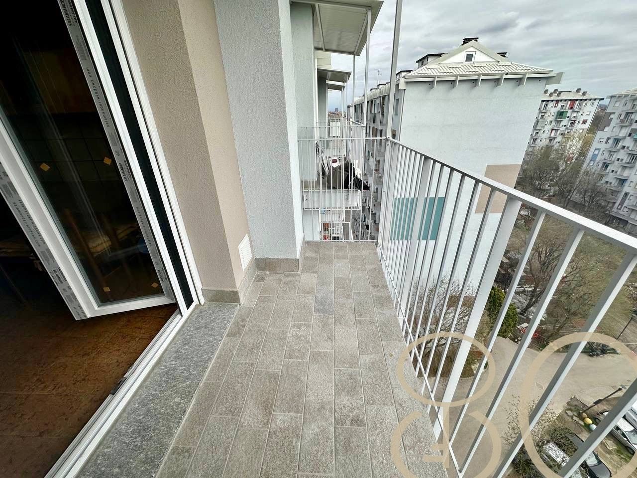 TRILOCALE PIANO ALTO DOPPIO BALCONE E BOX