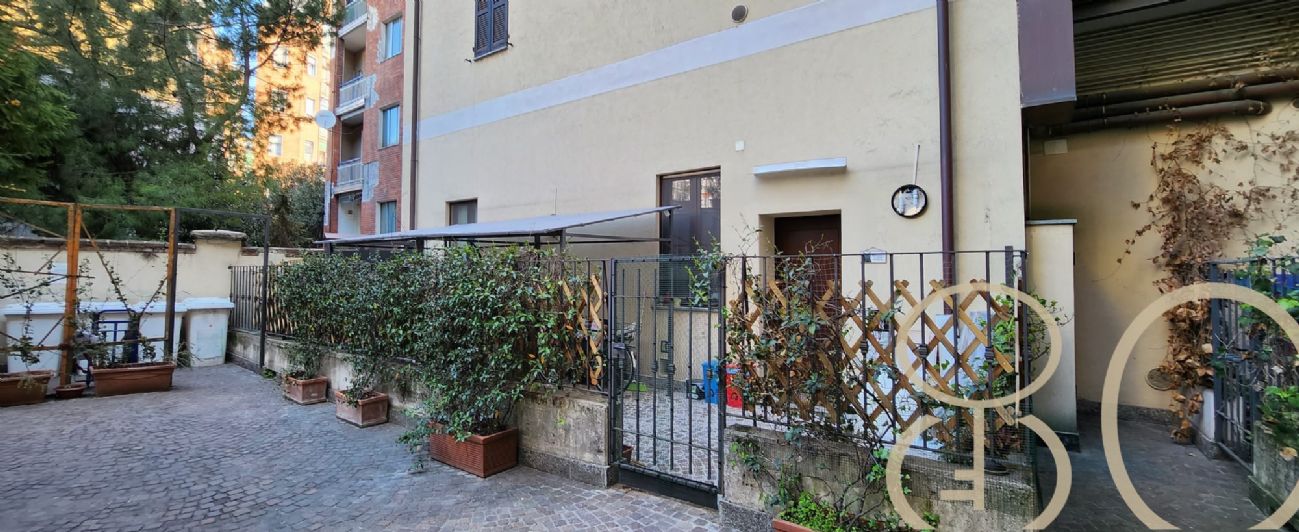 BILOCALE CON CORTILE PRIVATO E TAVERNA