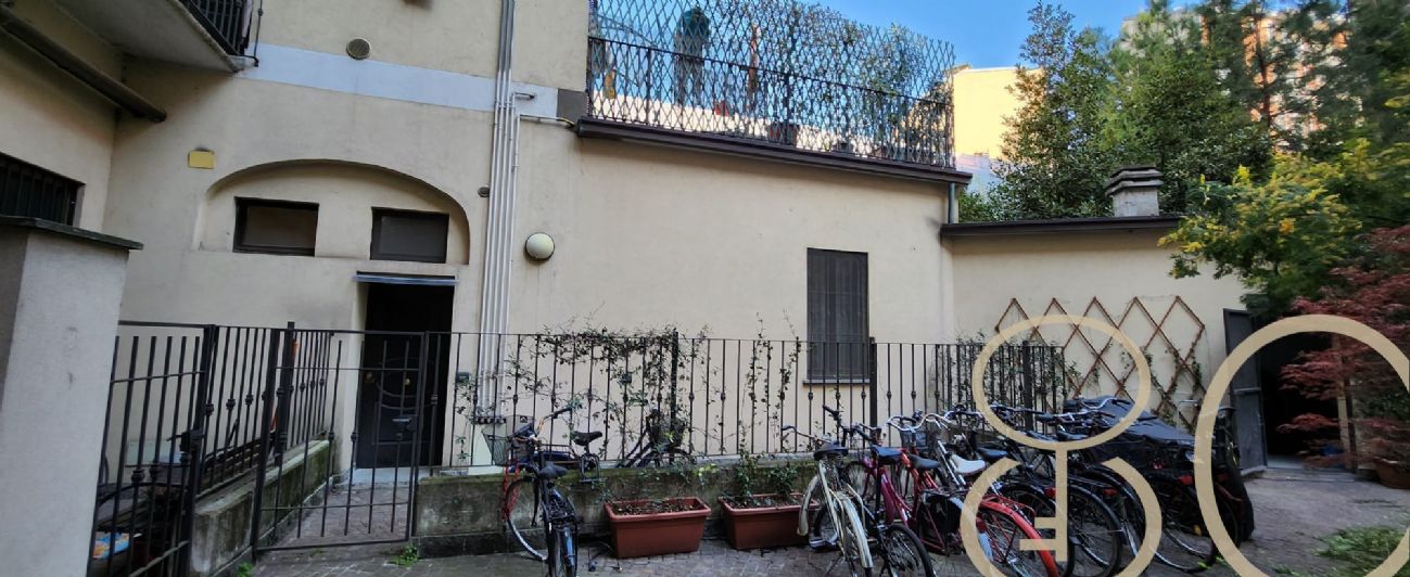 BILOCALE CON CORTILE PRIVATO E TAVERNA