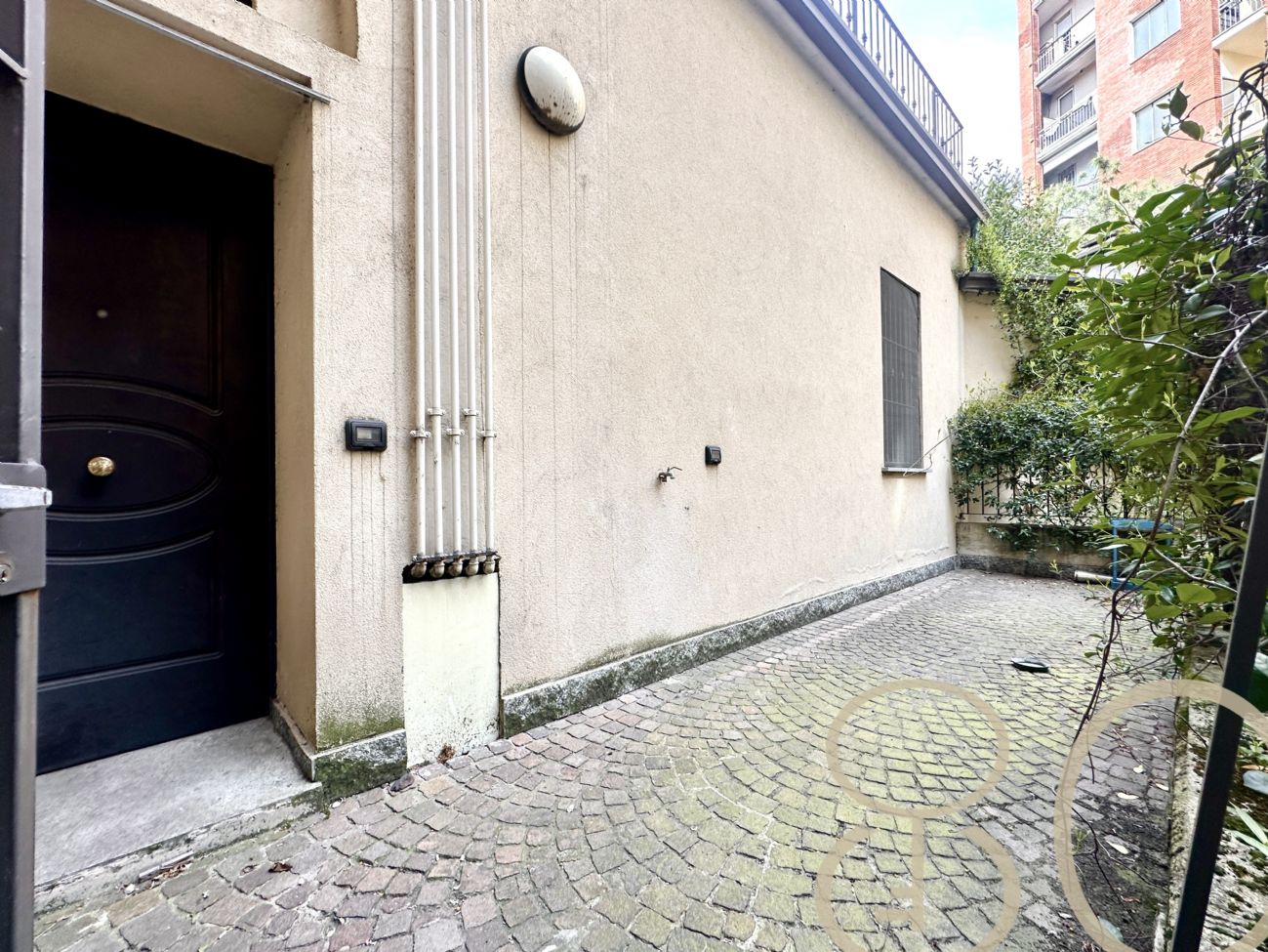 BILOCALE CON CORTILE PRIVATO E CANTINA COLLEGATA