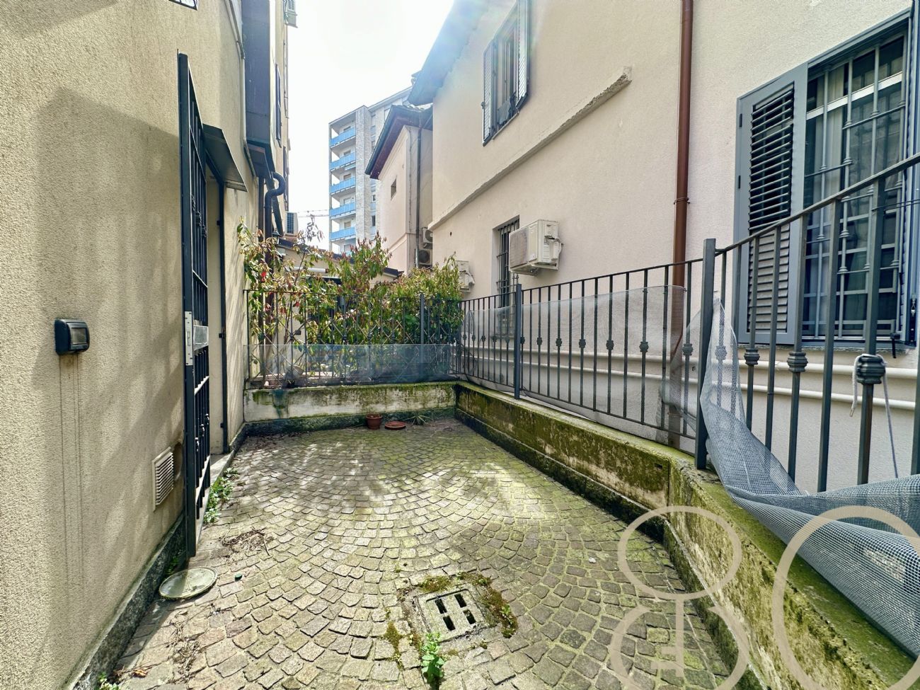 BILOCALE CON CORTILE PRIVATO E CANTINA COLLEGATA