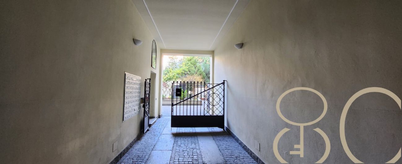 BILOCALE CON CORTILE PRIVATO E TAVERNA
