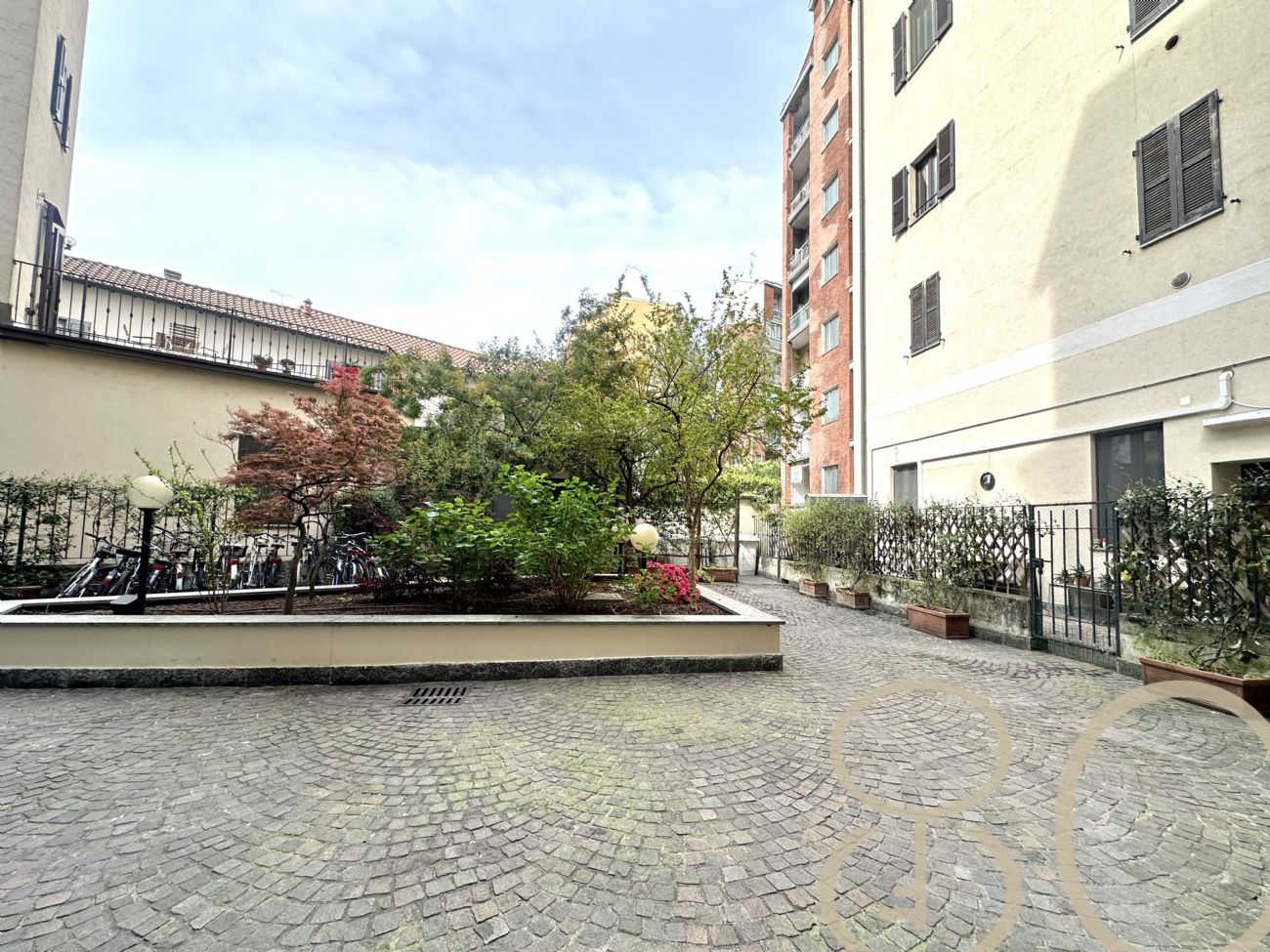 BILOCALE CON CORTILE PRIVATO E CANTINA COLLEGATA