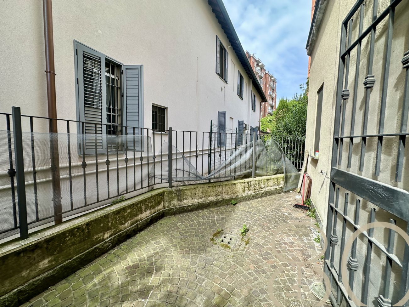 BILOCALE CON CORTILE PRIVATO E CANTINA COLLEGATA