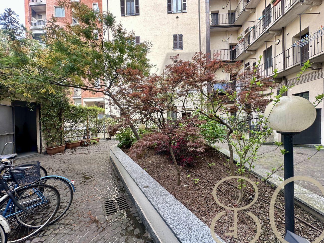 BILOCALE CON CORTILE PRIVATO E CANTINA COLLEGATA