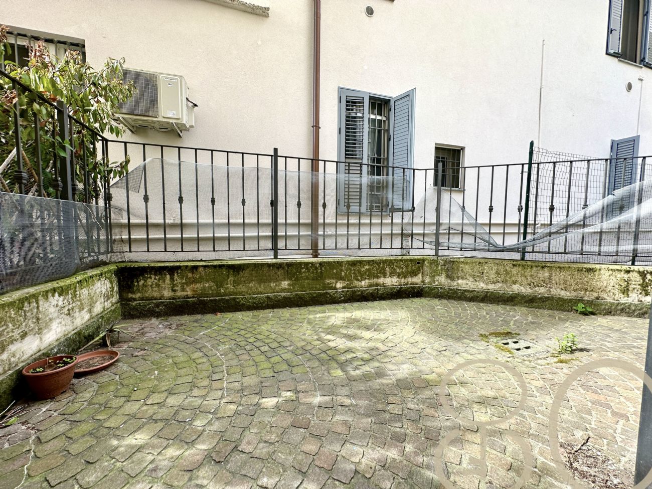 BILOCALE CON CORTILE PRIVATO E CANTINA COLLEGATA