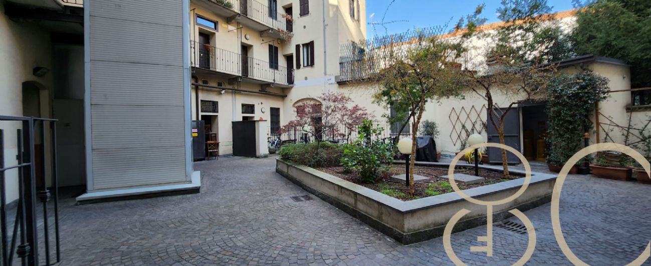 BILOCALE CON CORTILE PRIVATO E TAVERNA