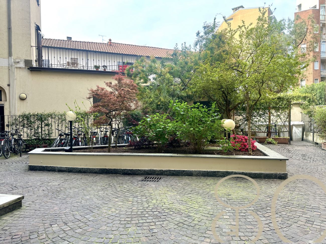 BILOCALE CON CORTILE PRIVATO E CANTINA COLLEGATA