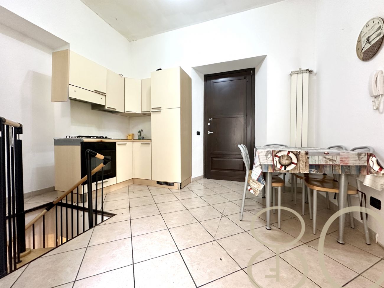 BILOCALE CON CORTILE PRIVATO E CANTINA COLLEGATA