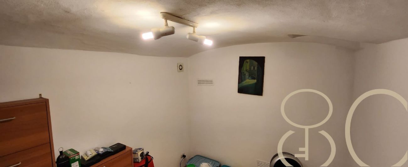 BILOCALE CON CORTILE PRIVATO E TAVERNA