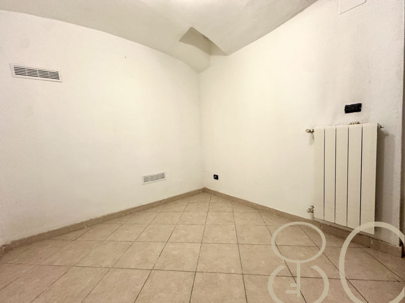 BILOCALE CON CORTILE PRIVATO E CANTINA COLLEGATA