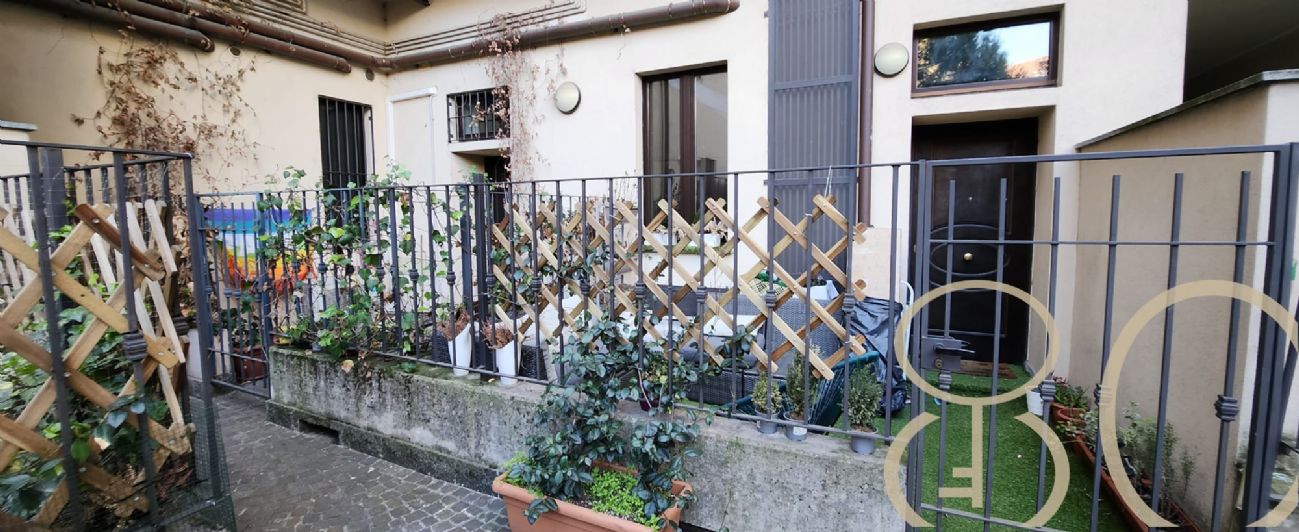 BILOCALE CON CORTILE PRIVATO E TAVERNA