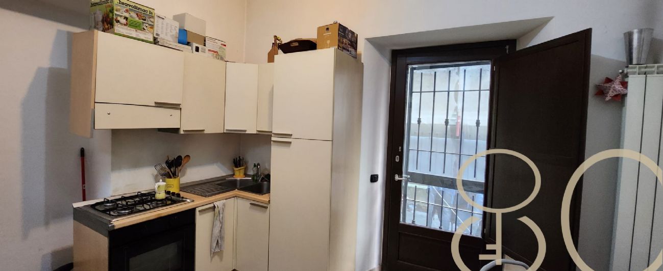 BILOCALE CON CORTILE PRIVATO E TAVERNA