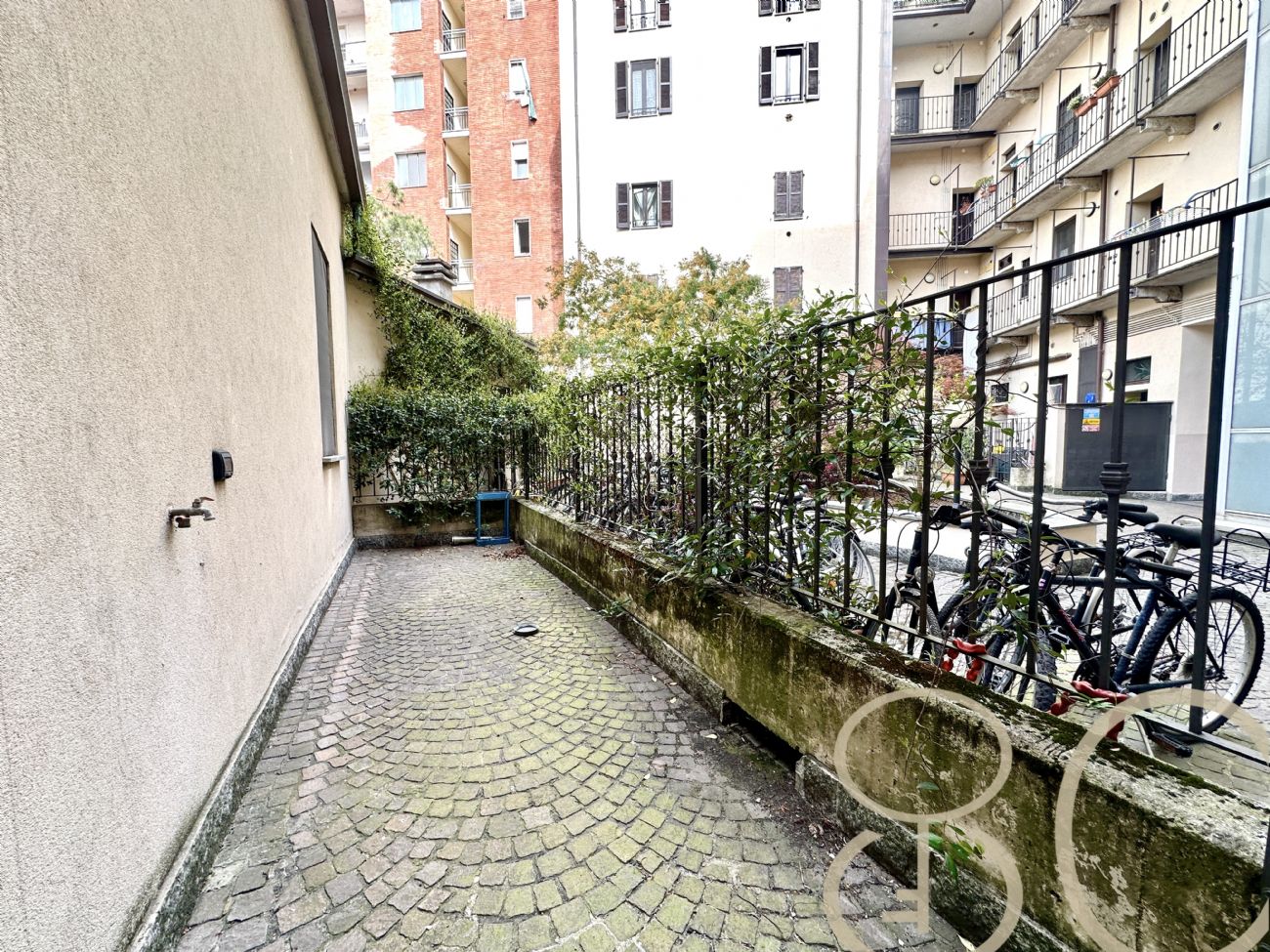 BILOCALE CON CORTILE PRIVATO E CANTINA COLLEGATA