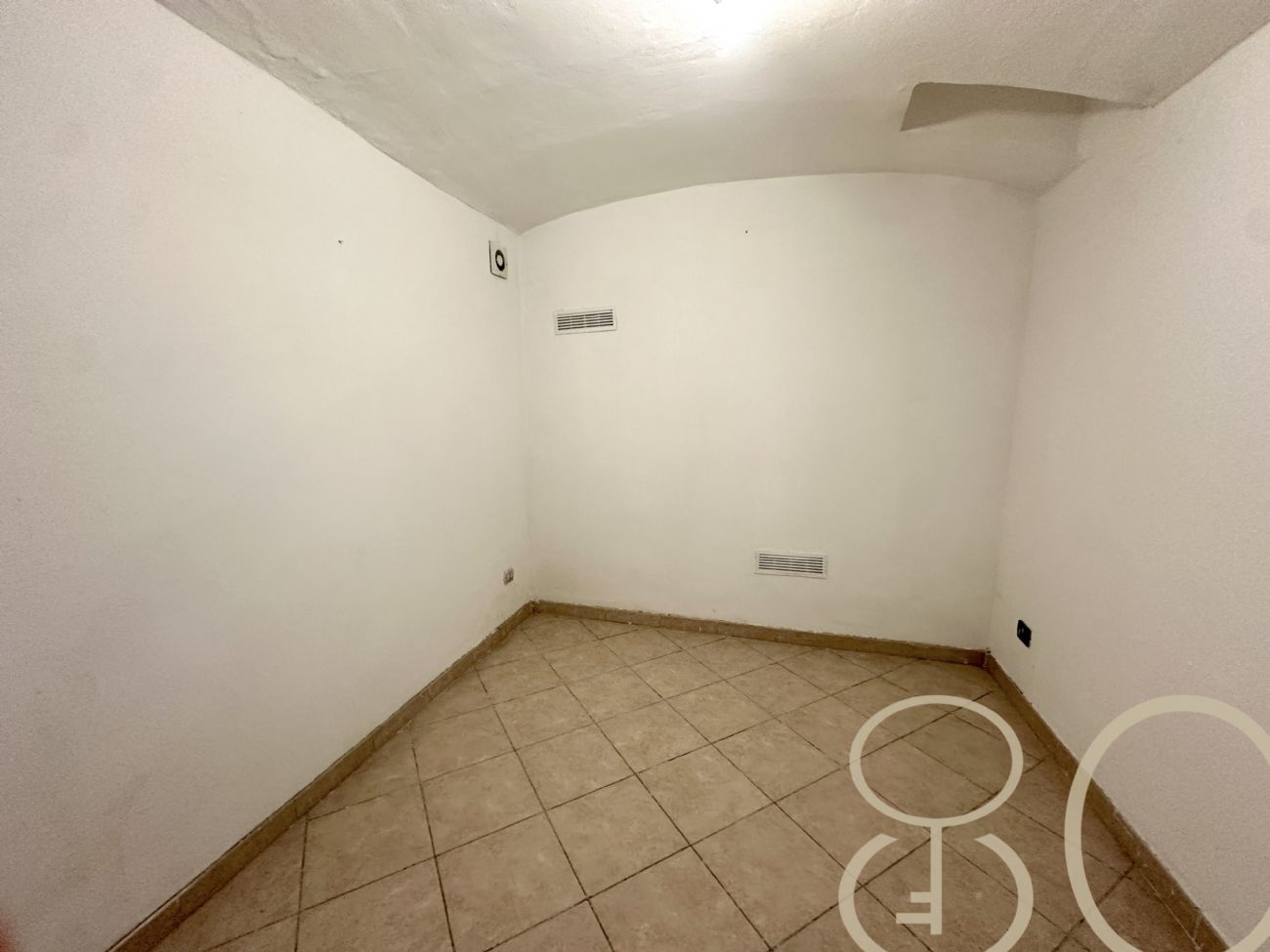 BILOCALE CON CORTILE PRIVATO E CANTINA COLLEGATA