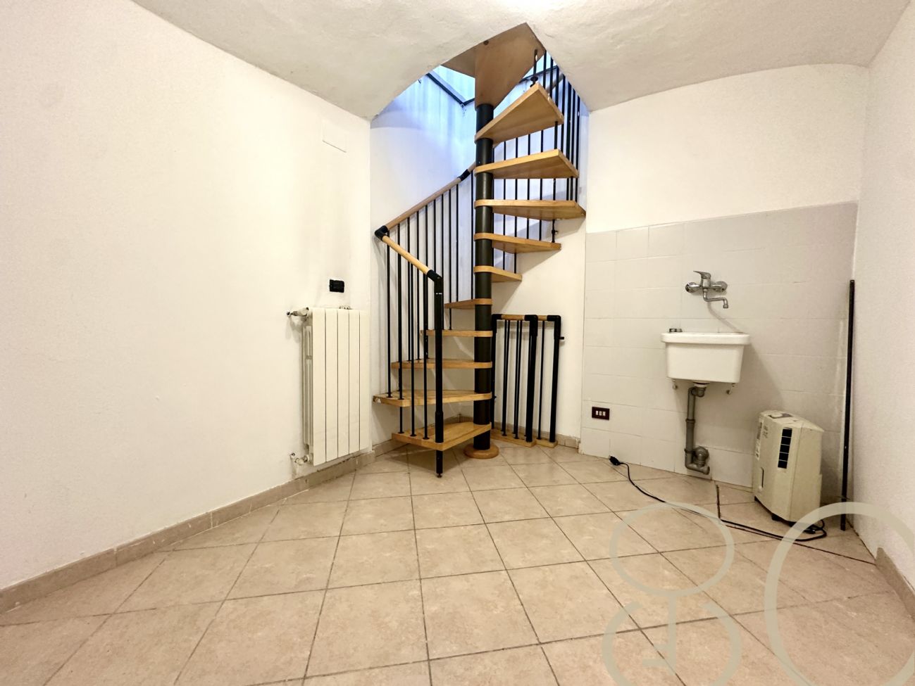 BILOCALE CON CORTILE PRIVATO E CANTINA COLLEGATA