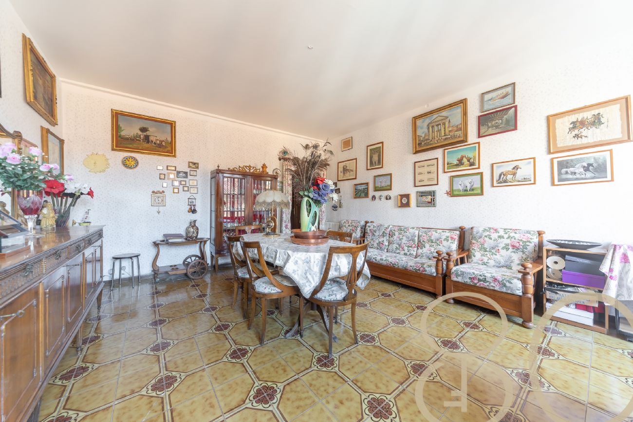 TRILOCALE CON BALCONE CORSO SAN GOTTARDO