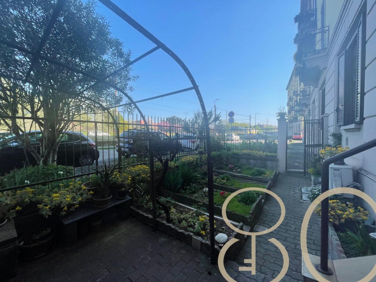 AMPIO TRILOCALE CON GIARDINO PRIVATO
