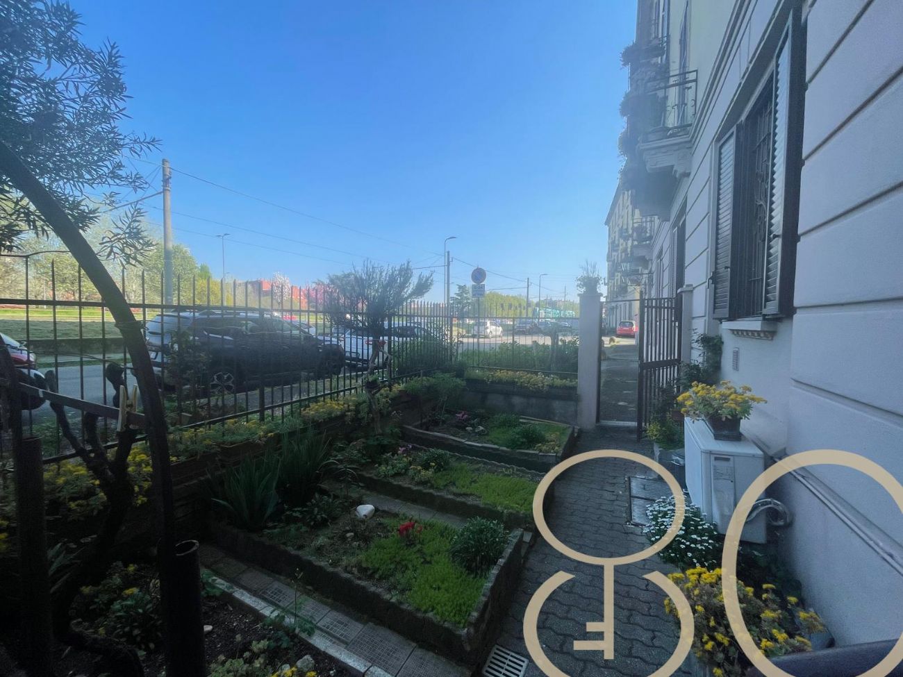 AMPIO TRILOCALE CON GIARDINO PRIVATO
