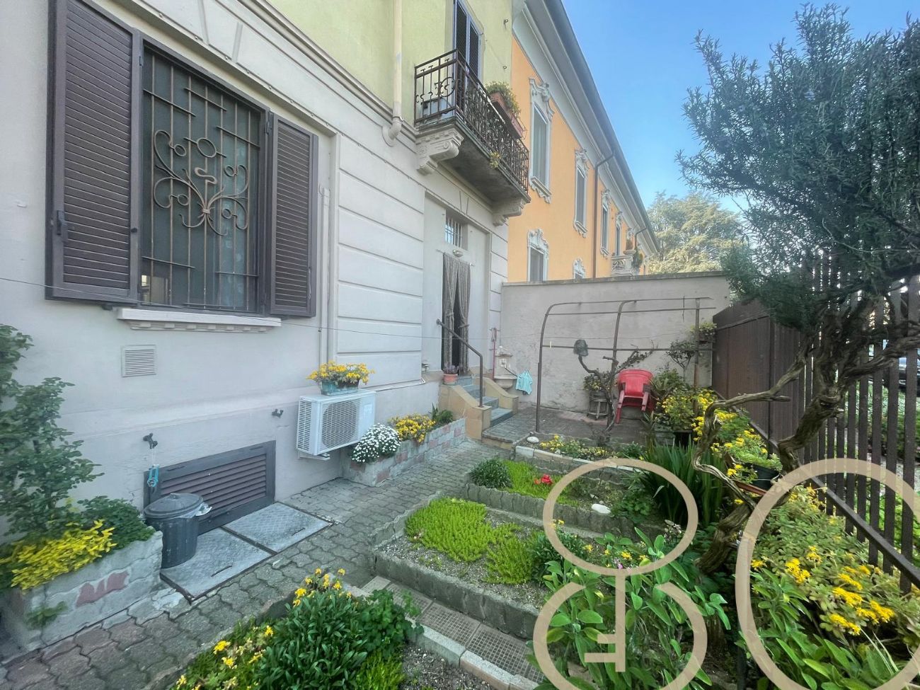 AMPIO TRILOCALE CON GIARDINO PRIVATO