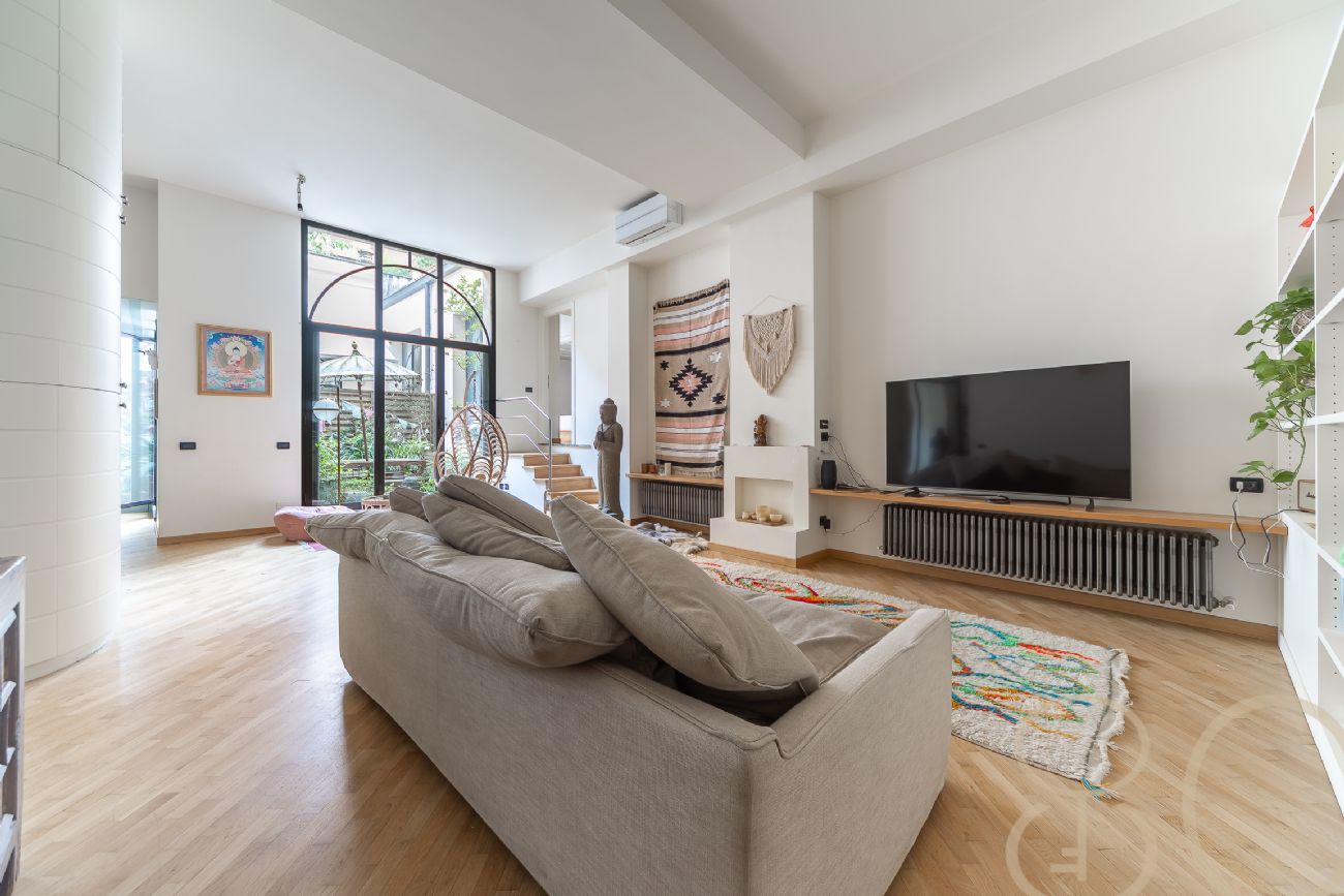 LOFT CON TRE CAMERE PATIO PRIVATO E BOX
