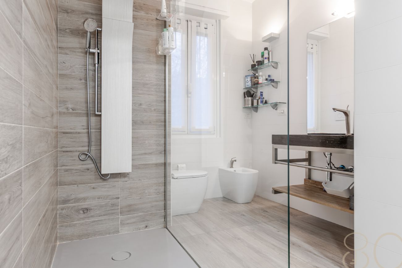 PLURILOCALE CON POSTO AUTO