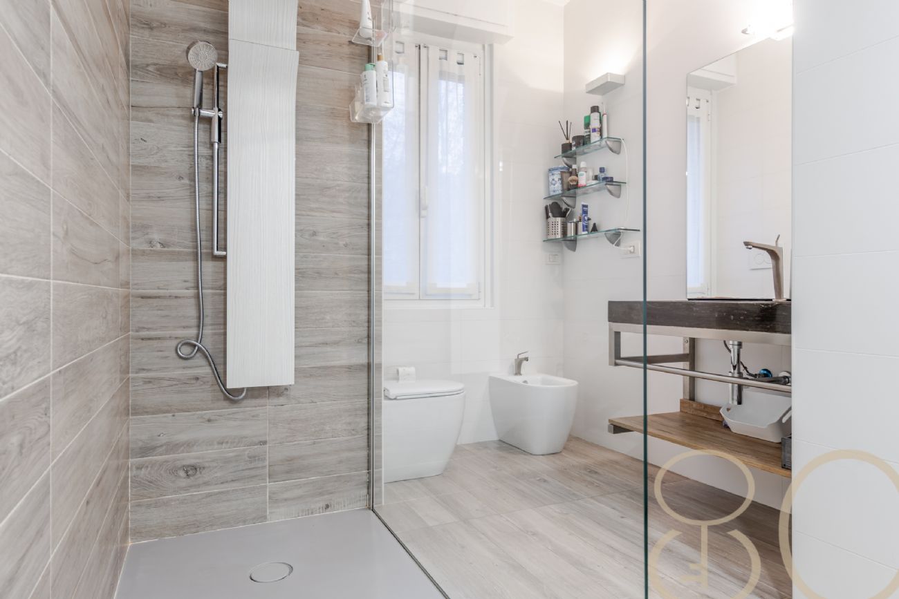 PLURILOCALE CON POSTO AUTO