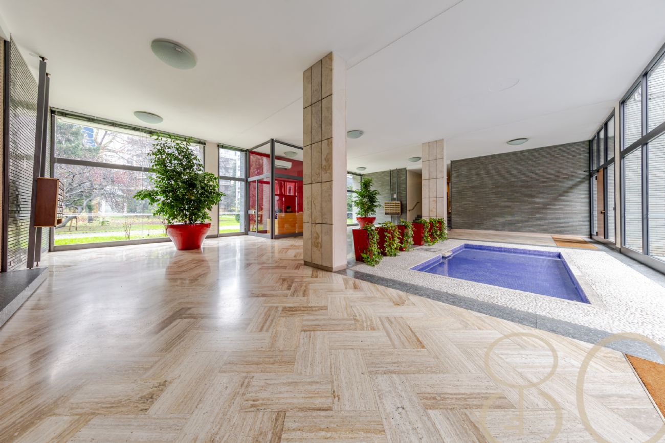 PLURILOCALE CON POSTO AUTO