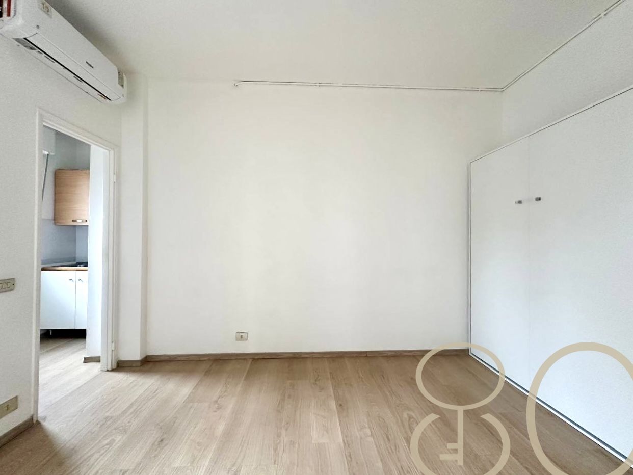 MONOLOCALE CON BALCONE