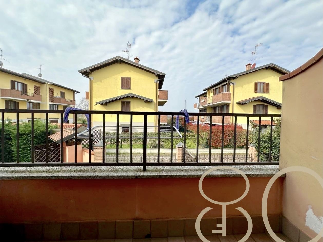 VILLA INDIPENDENTE CON AMPIO GIARDINO ANGOLARE, BOX E POSTO