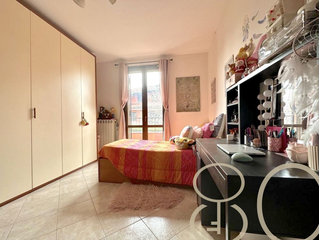 VILLA INDIPENDENTE CON AMPIO GIARDINO ANGOLARE, BOX E POSTO