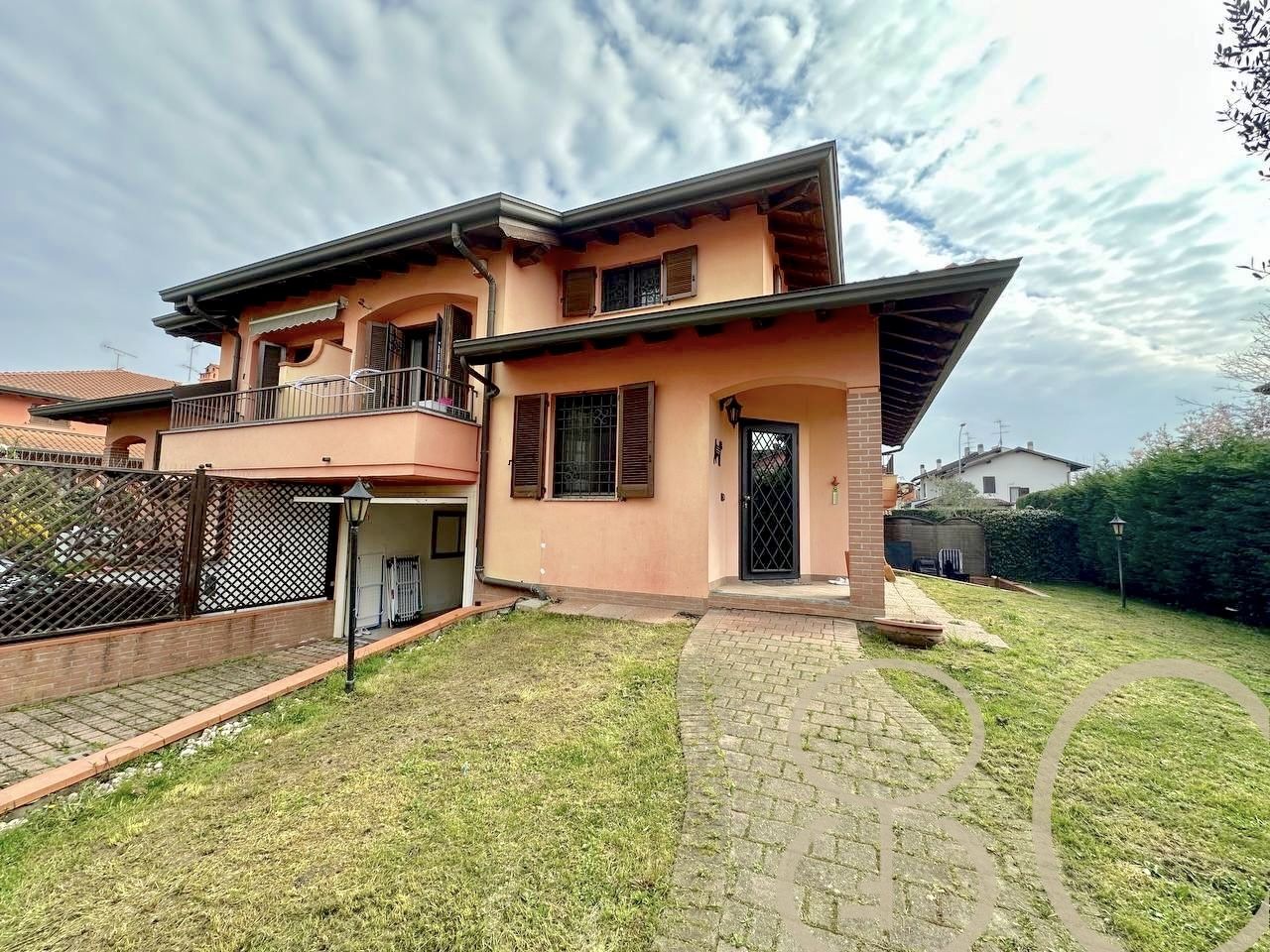 VILLA INDIPENDENTE CON AMPIO GIARDINO ANGOLARE, BOX E POSTO