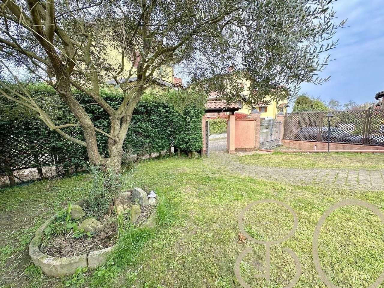 VILLA INDIPENDENTE CON AMPIO GIARDINO ANGOLARE, BOX E POSTO