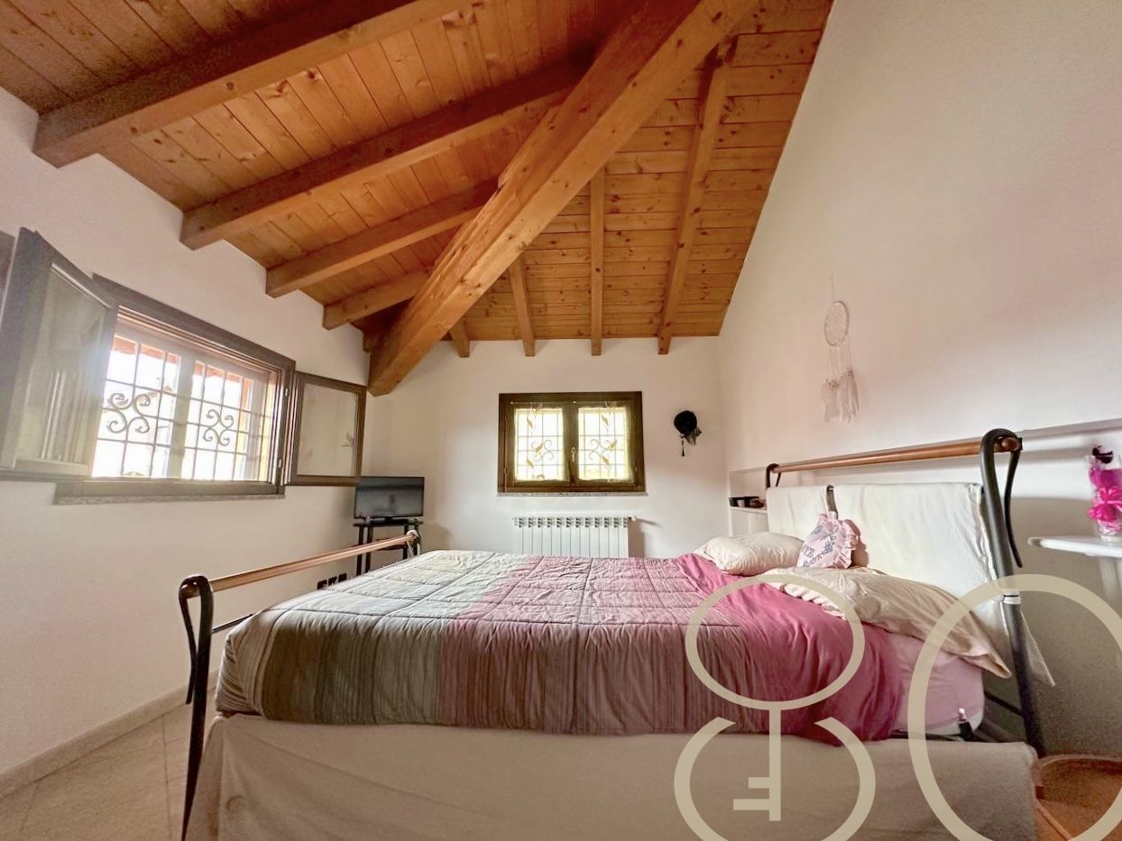 VILLA INDIPENDENTE CON AMPIO GIARDINO ANGOLARE, BOX E POSTO