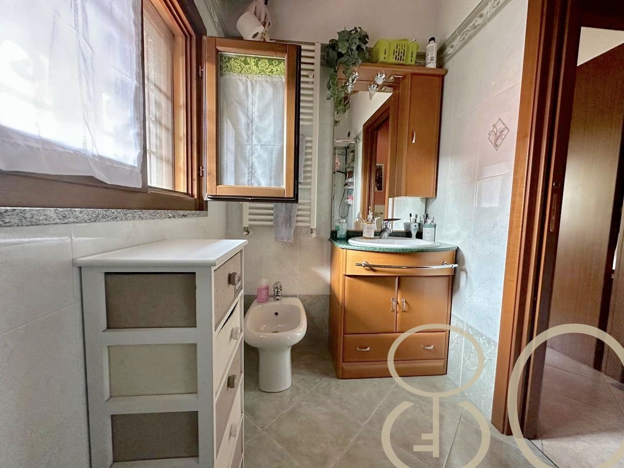 VILLA INDIPENDENTE CON AMPIO GIARDINO ANGOLARE, BOX E POSTO