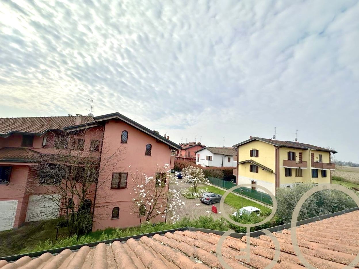 VILLA INDIPENDENTE CON AMPIO GIARDINO ANGOLARE, BOX E POSTO