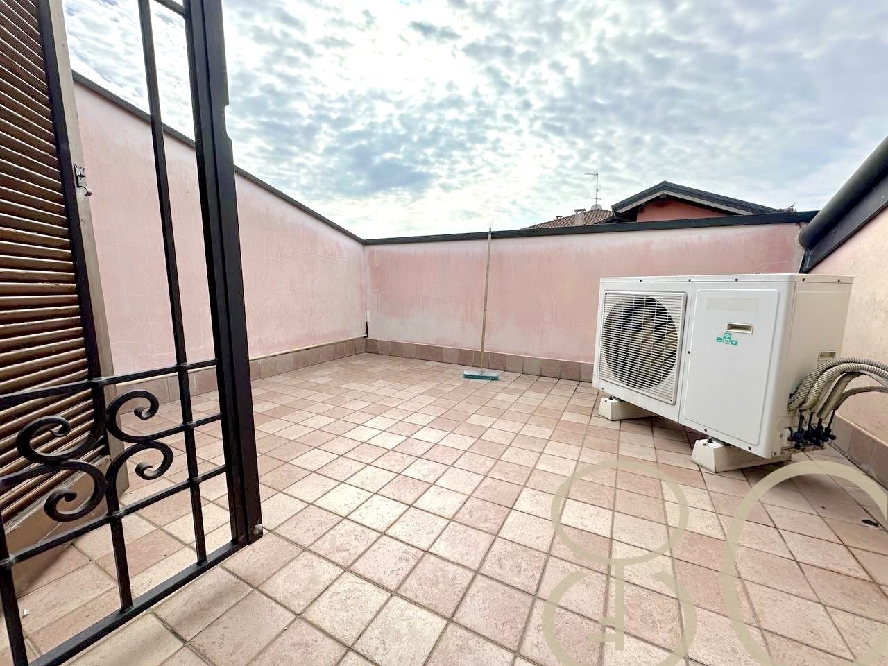 VILLA INDIPENDENTE CON AMPIO GIARDINO ANGOLARE, BOX E POSTO