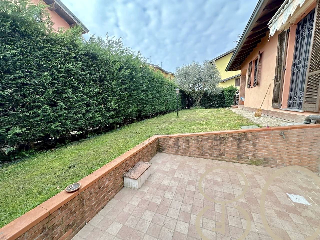 VILLA INDIPENDENTE CON AMPIO GIARDINO ANGOLARE, BOX E POSTO