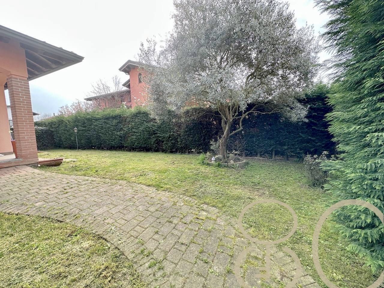 VILLA INDIPENDENTE CON AMPIO GIARDINO ANGOLARE, BOX E POSTO