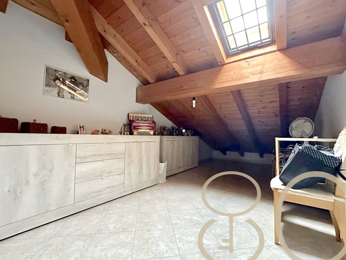 VILLA INDIPENDENTE CON AMPIO GIARDINO ANGOLARE, BOX E POSTO