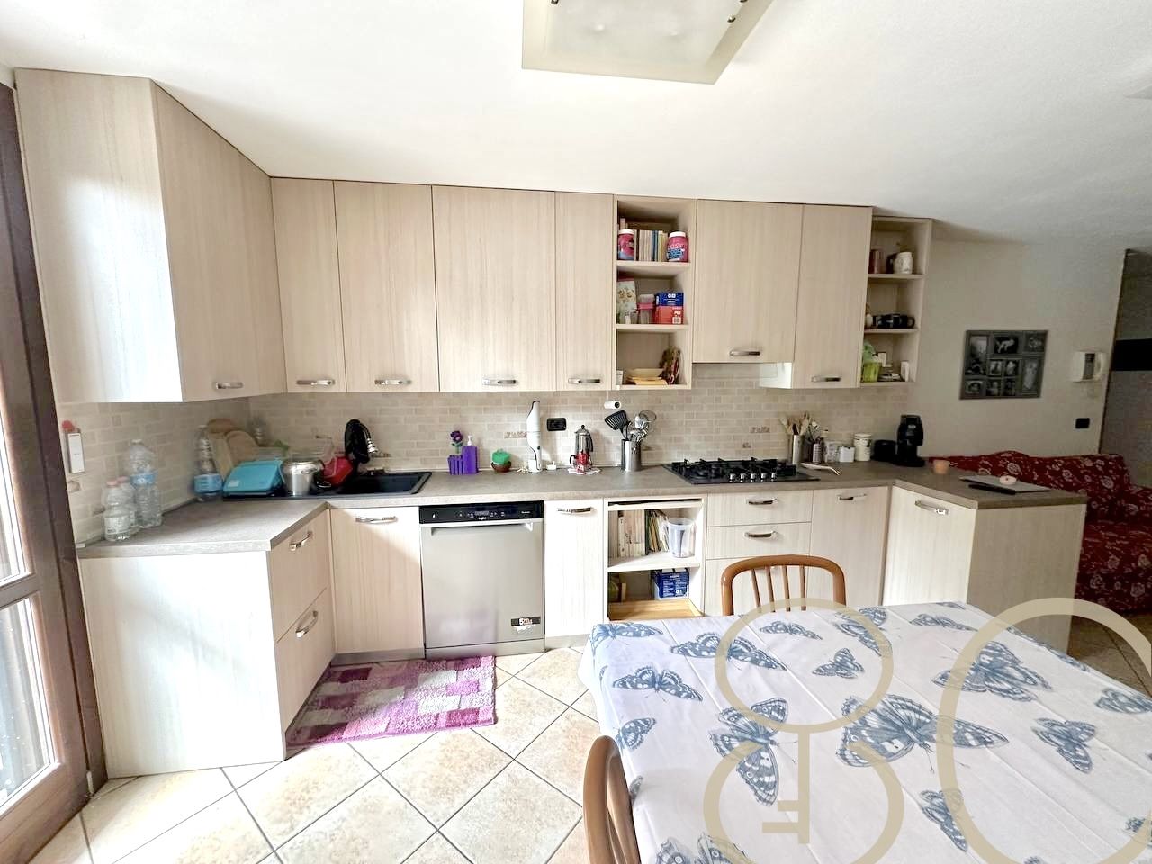 VILLA INDIPENDENTE CON AMPIO GIARDINO ANGOLARE, BOX E POSTO