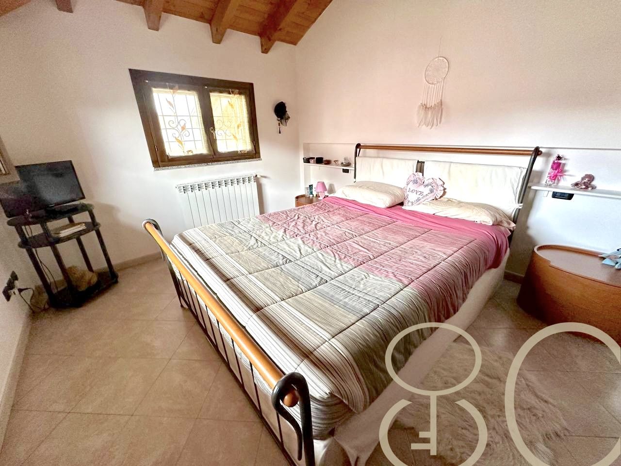 VILLA INDIPENDENTE CON AMPIO GIARDINO ANGOLARE, BOX E POSTO