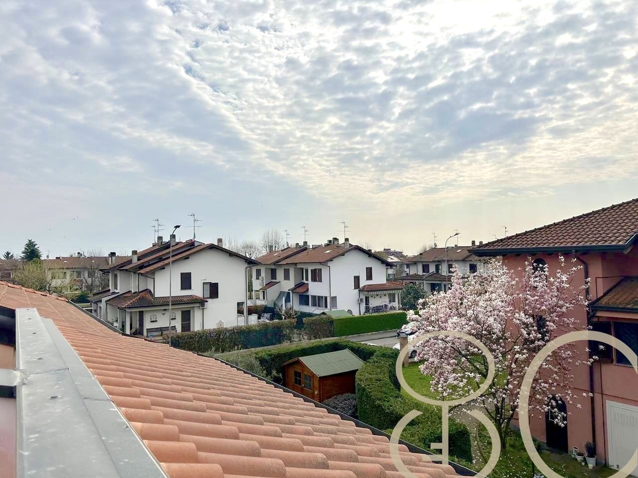VILLA INDIPENDENTE CON AMPIO GIARDINO ANGOLARE, BOX E POSTO