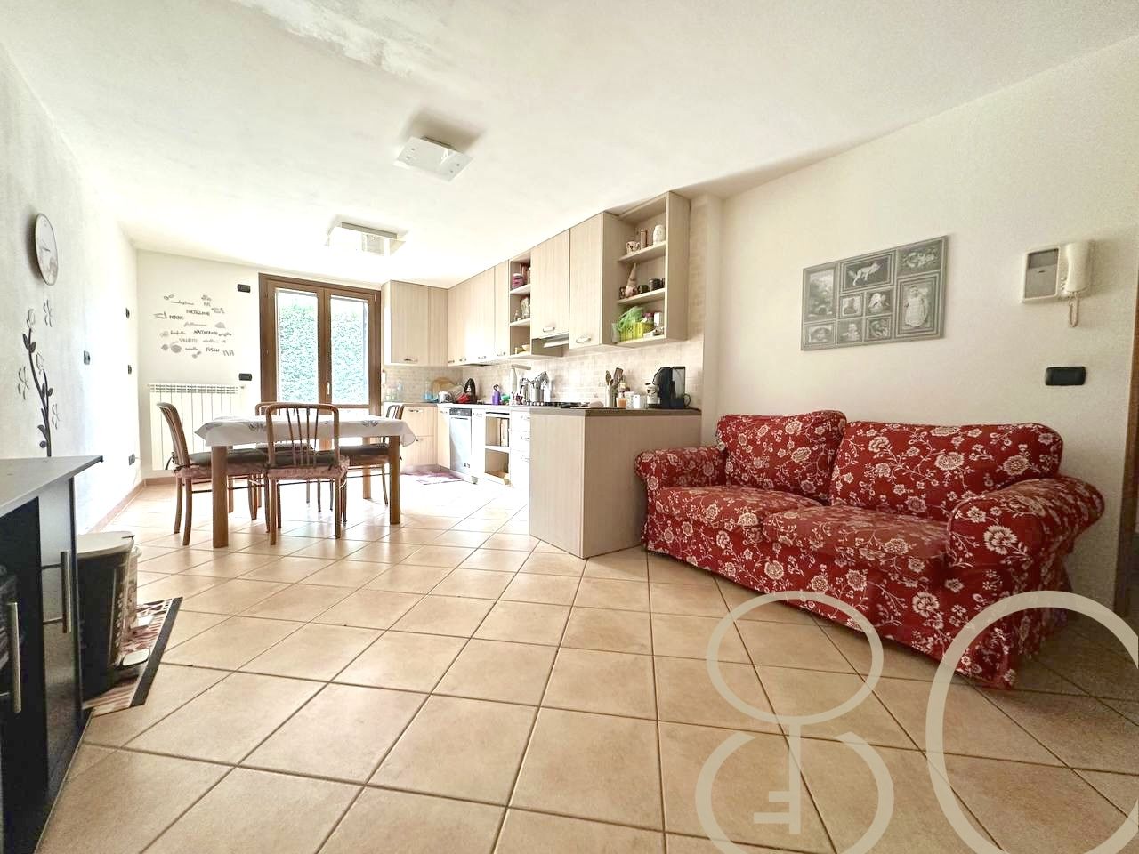 VILLA INDIPENDENTE CON AMPIO GIARDINO ANGOLARE, BOX E POSTO