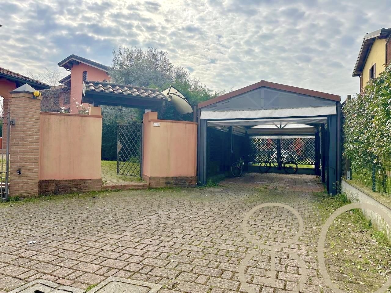 VILLA INDIPENDENTE CON AMPIO GIARDINO ANGOLARE, BOX E POSTO