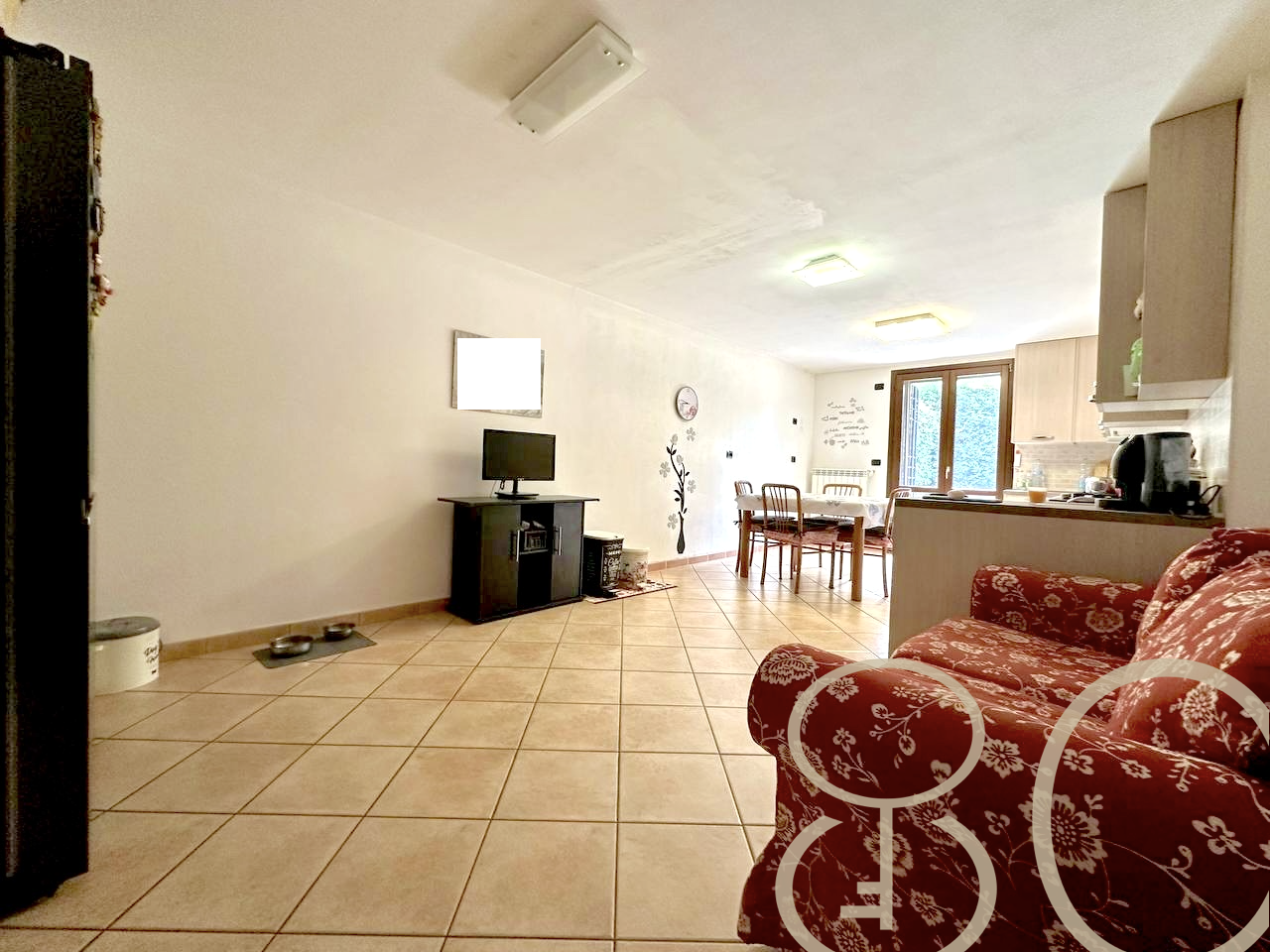 VILLA INDIPENDENTE CON AMPIO GIARDINO ANGOLARE, BOX E POSTO