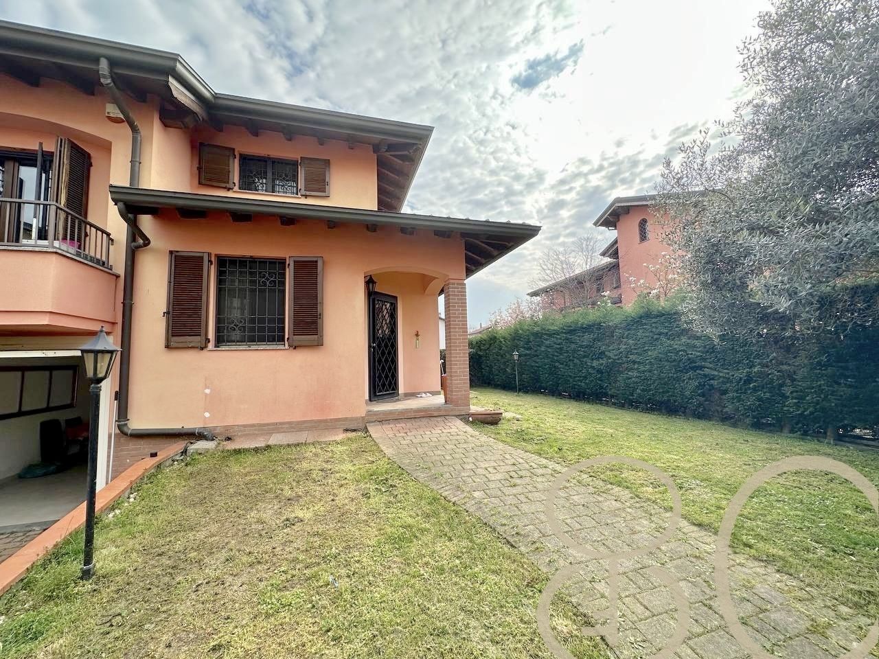 VILLA INDIPENDENTE CON AMPIO GIARDINO ANGOLARE, BOX E POSTO