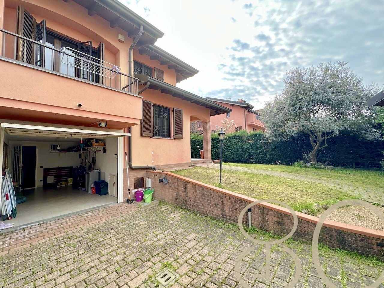 VILLA INDIPENDENTE CON AMPIO GIARDINO ANGOLARE, BOX E POSTO