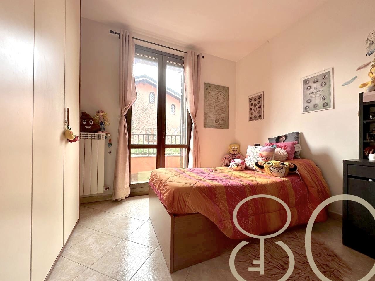 VILLA INDIPENDENTE CON AMPIO GIARDINO ANGOLARE, BOX E POSTO