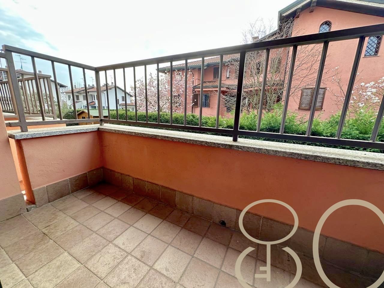 VILLA INDIPENDENTE CON AMPIO GIARDINO ANGOLARE, BOX E POSTO